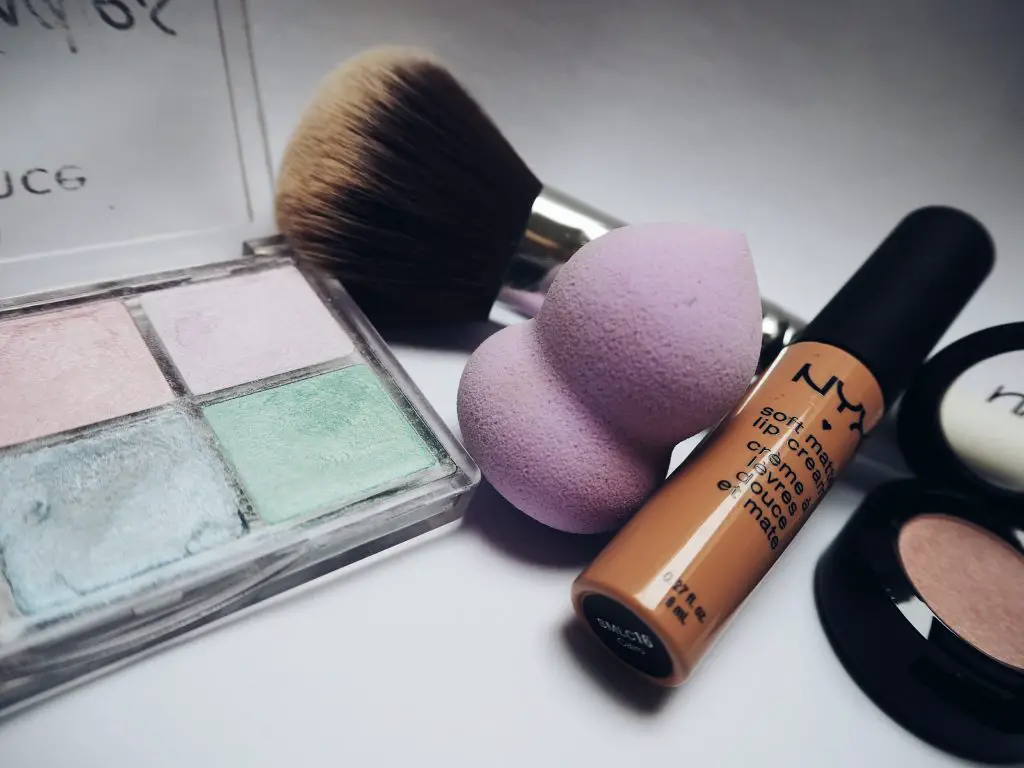 Using A Makeup Sponge: Step-by-Step Guide